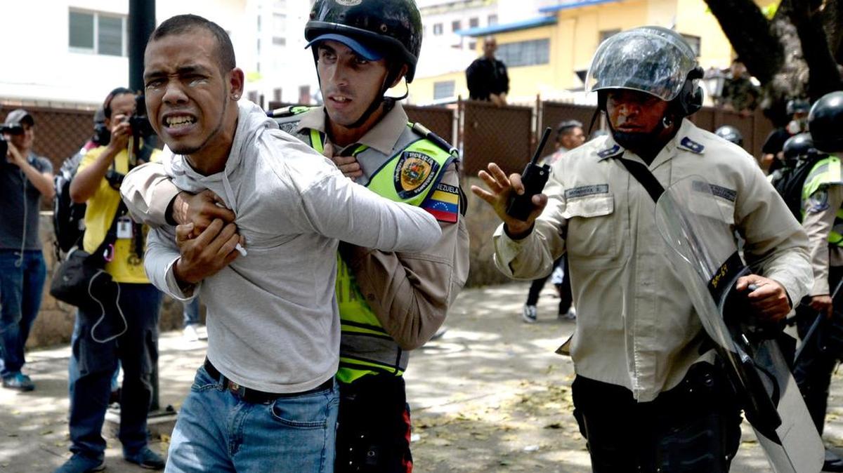 Un manifestante es detenido por la policía el martes en Caracas, Venezuela.