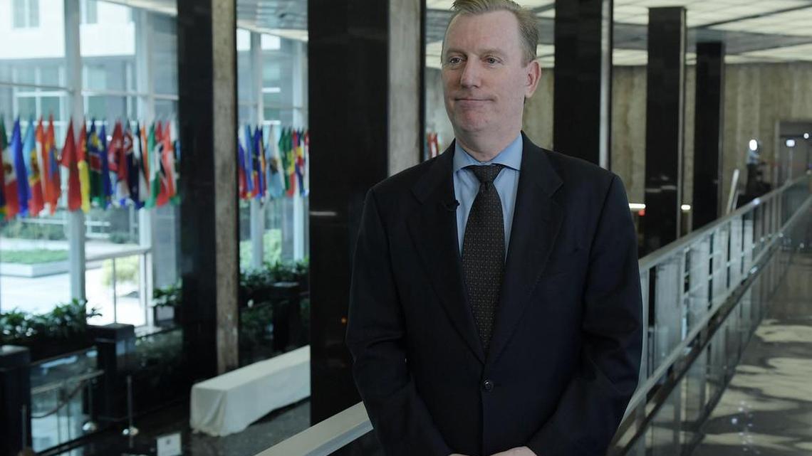 El subsecretario adjunto de Estado de EEUU para Suramérica, Michael Fitzpatrick (c), habla durante una entrevista con Efe, en la sede del Departamento de Estado el martes 1 de agosto de 2017, en Washington, DC.