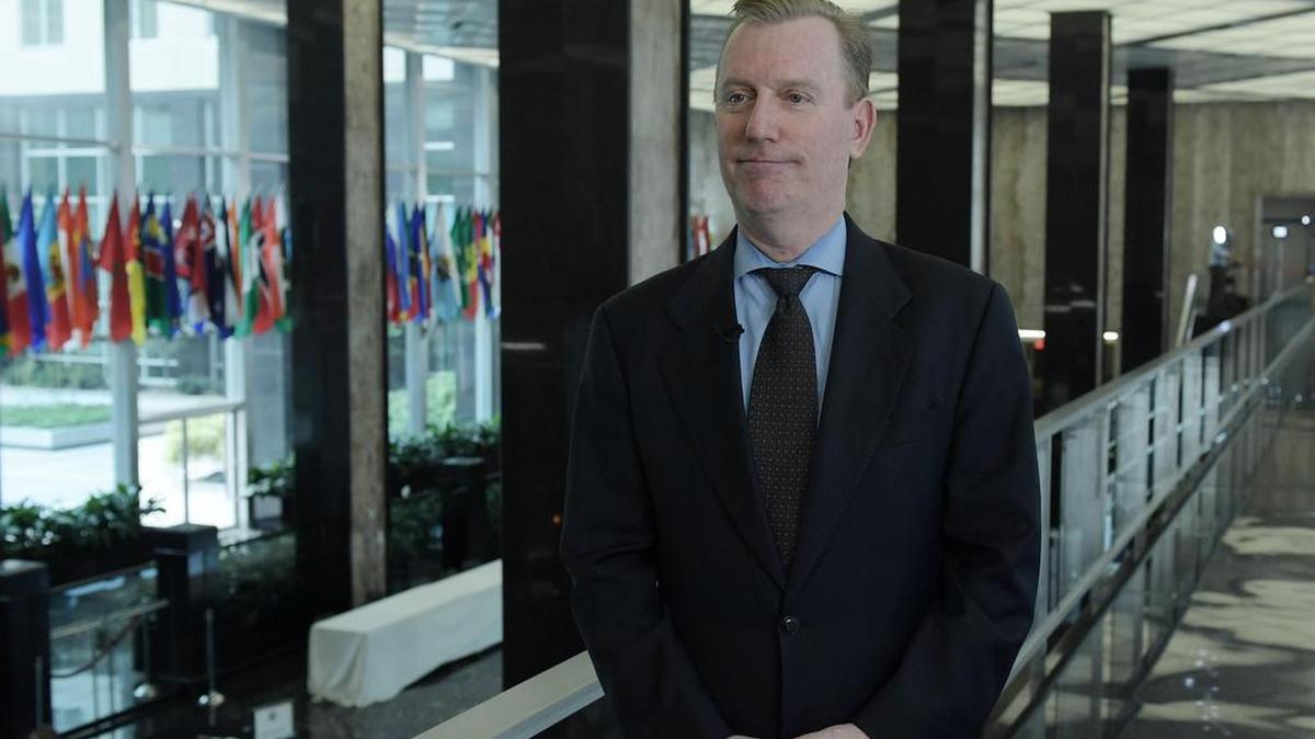 El subsecretario adjunto de Estado de EEUU para Suramérica, Michael Fitzpatrick (c), habla durante una entrevista con Efe, en la sede del Departamento de Estado el martes 1 de agosto de 2017, en Washington, DC.