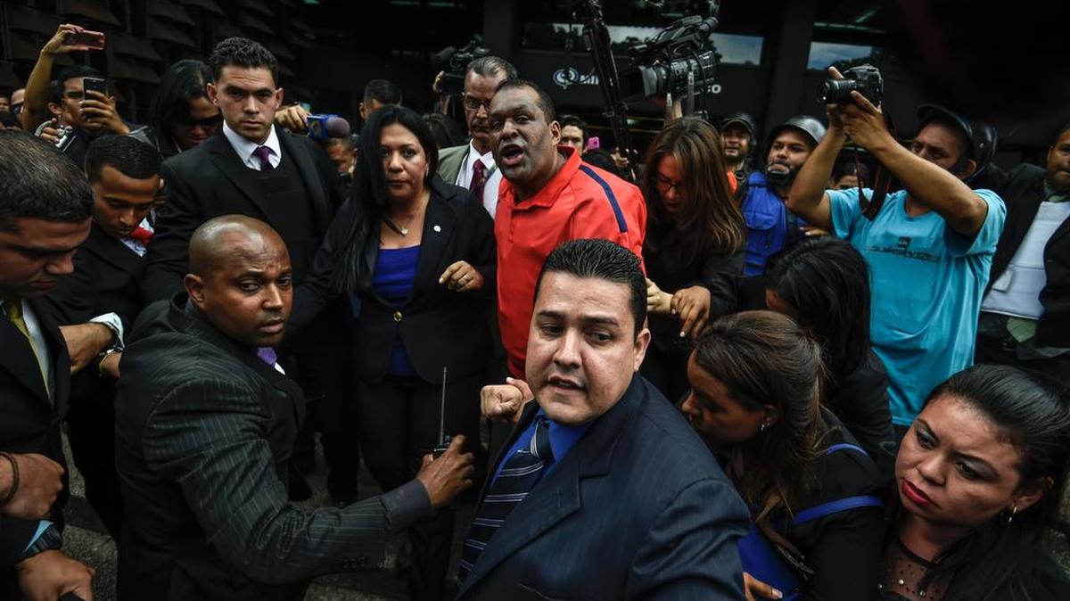 La vicefiscal venezolana nombrada recientemente por el Tribunal Supremo de Justicia (TSJ), Katherine Haringhton, cuando intentó entrar al Ministerio Público el 6 de julio de 2017.