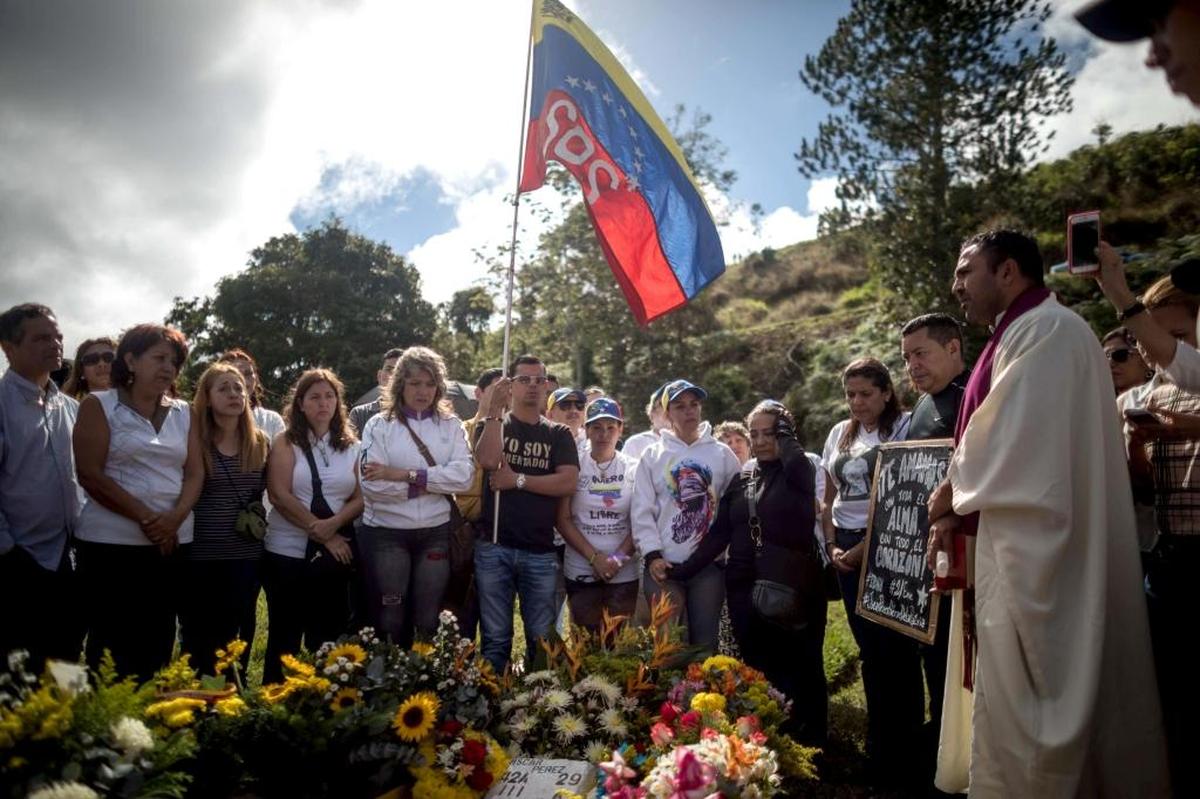 Parientes y simpatizantes del ex inspector de la Policía científica venezolana Óscar Pérez se reúnen el domingo 21 de enero de 2018, en el Cementerio del Este de Caracas (Venezuela) para honrar su memoria en el que fue enterrado por las autoridades con la presencia de solo dos de sus familiares.