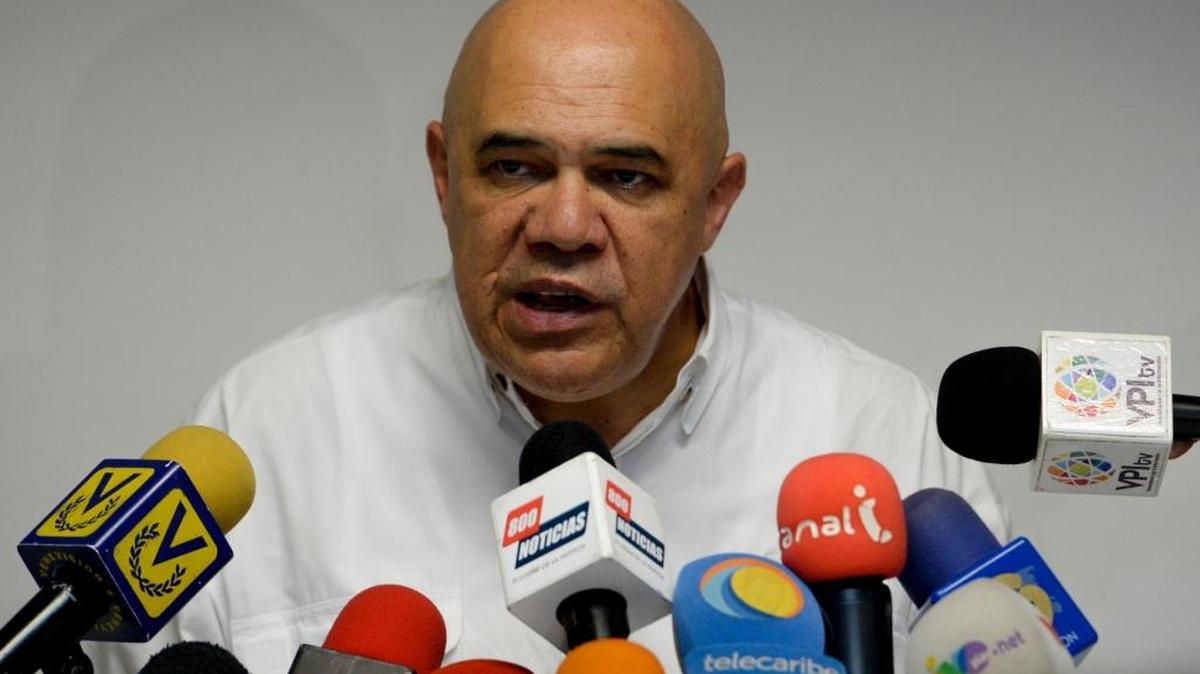 El secretario de la MUD, Jesús Torrealba, habla con la prensa en una foto de archivo.