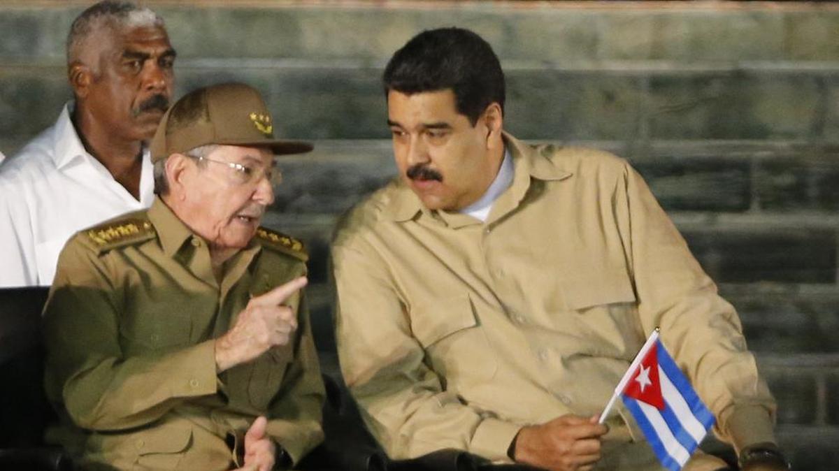 El gobernante de Cuba, Raúl Castro, conversa con su homólogo venezolano Nicolás Maduro en la Plaza Antonio Maceo, durante una ceremonia de homenaje a Fidel Castro, en Santiago de Cuba.