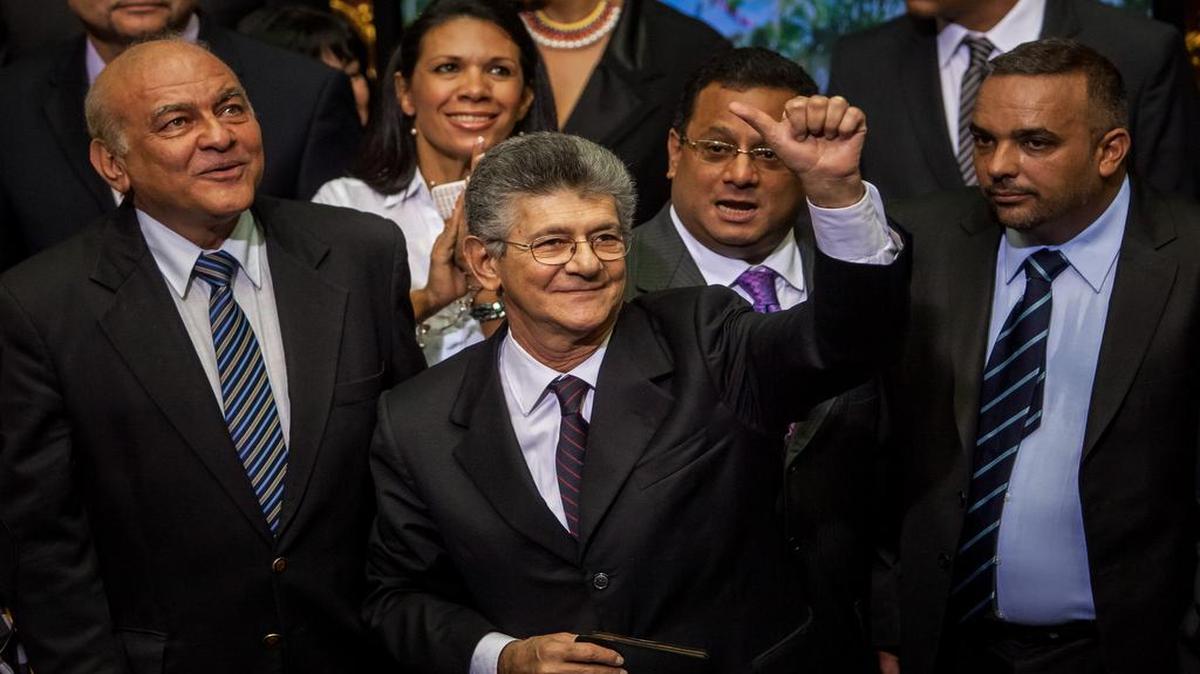 El diputado opositor Henry Ramos Allup (centro) poco antes de asumir como nuevo presidente de la Asamblea Nacional de Venezuela.
