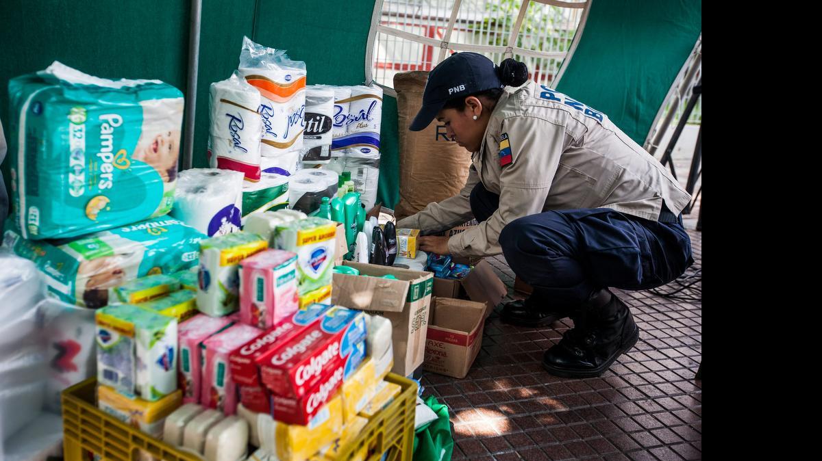 
Miembros de la Policía Nacional Bolivariana (PNB) participan en un nuevo operativo que hace parte de la llamada Operación de Liberación del Pueblo contra la inseguridad (OLP) el miércoles 29 de julio de 2015, en las las residencias de la Misión Vivienda, en Caracas, Venezuela.
