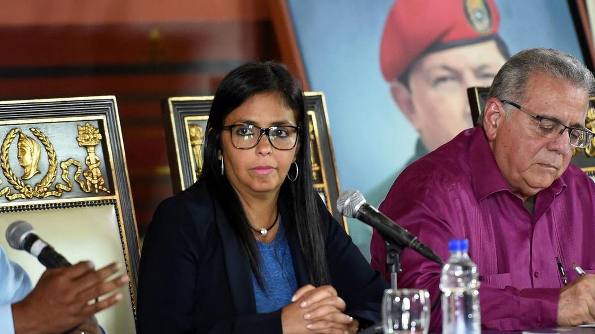 Delcy Rodríguez, presidenta de la Asamblea Constitucional, junto al segundo vicepresidente Isaías Rodríguez, el sábado en Caracas.