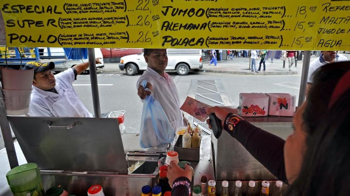 Foto de archivo de 2011 de un carrito de hamburguesas y perros calientes en Caracas.
