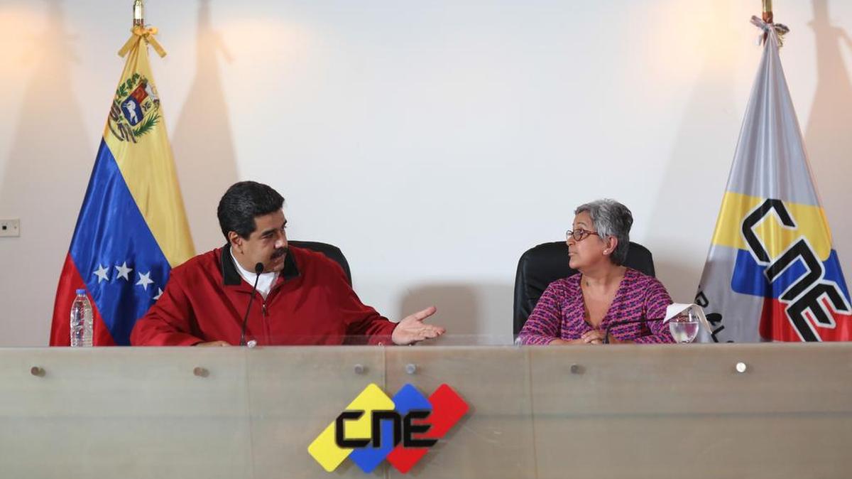 El presidente venezolano, Nicolás Maduro, con la presidenta del Consejo Nacional Electoral (CNE) de Venezuela, Tibisay Lucena, tras entregarle el documento que establece formalmente los términos para la elección de miembros de una "asamblea constituyente" encargada de redactar una nueva Constitución, en la sede de la CNE en Caracas el 23 de mayo de 2017.