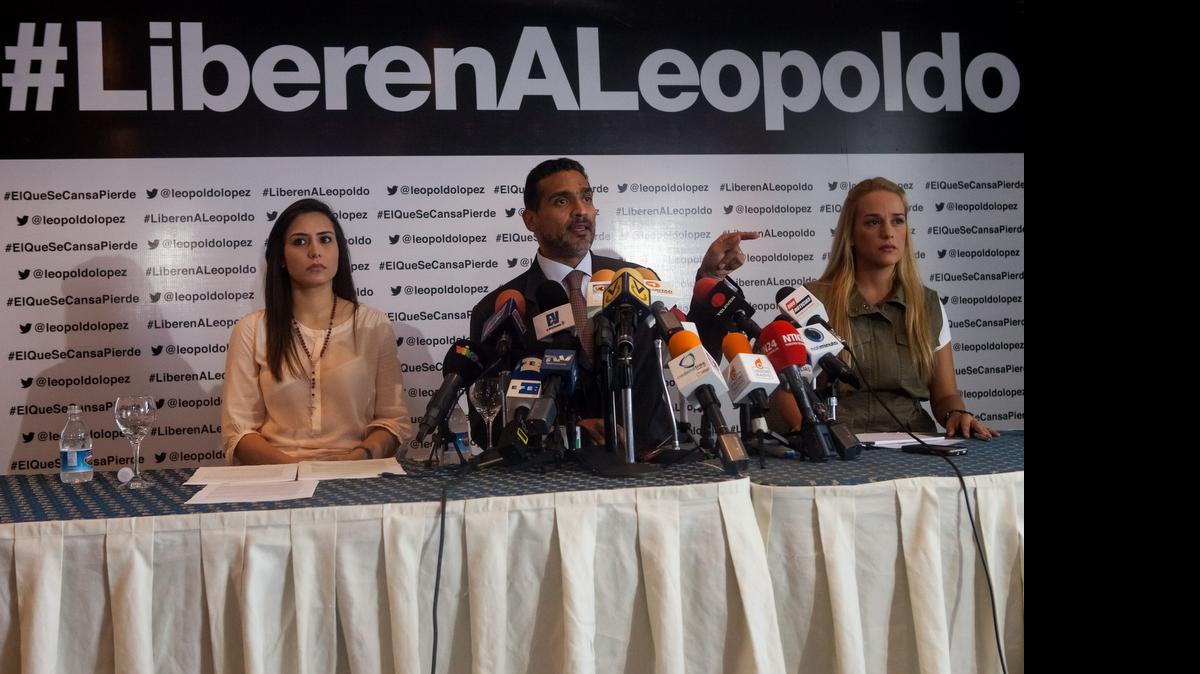 
(De izquierda a derecha) Patricia Gutiérrez de Ceballos, esposa del exalcalde de San Cristóbal, Daniel Ceballos; el abogado Juan Carlos Gutiérrez; y Lilian Tintori, esposa del líder opositor encarcelado Leopoldo López, durante una rueda de prensa hoy, miércoles 22 de abril del 2015, en Caracas (Venezuela).
