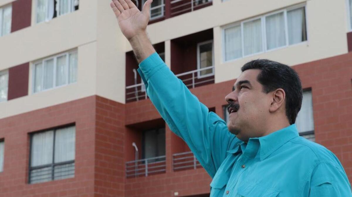 Fotografía cedida por Prensa de Miraflores muestra al presidente de Venezuela, Nicolás Maduro (c), mientras saluda durante un acto de gobierno el miércoles 27 de diciembre de 2017, en la ciudad de Caracas (Venezuela).