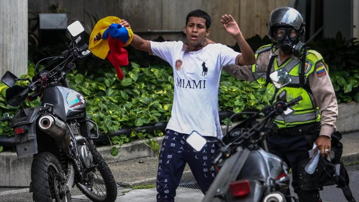 Efectivos de la Policía Nacional Bolivariana (PNB) arrestan a un joven el lunes 5 de junio de 2017, en Caracas. Efectivos de seguridad impidieron con el empleo de gases lacrimógenos una protesta opositora convocada para el lunes en la principal autopista de Caracas, una concentración que preveía mantenerse hasta el final de la tarde.