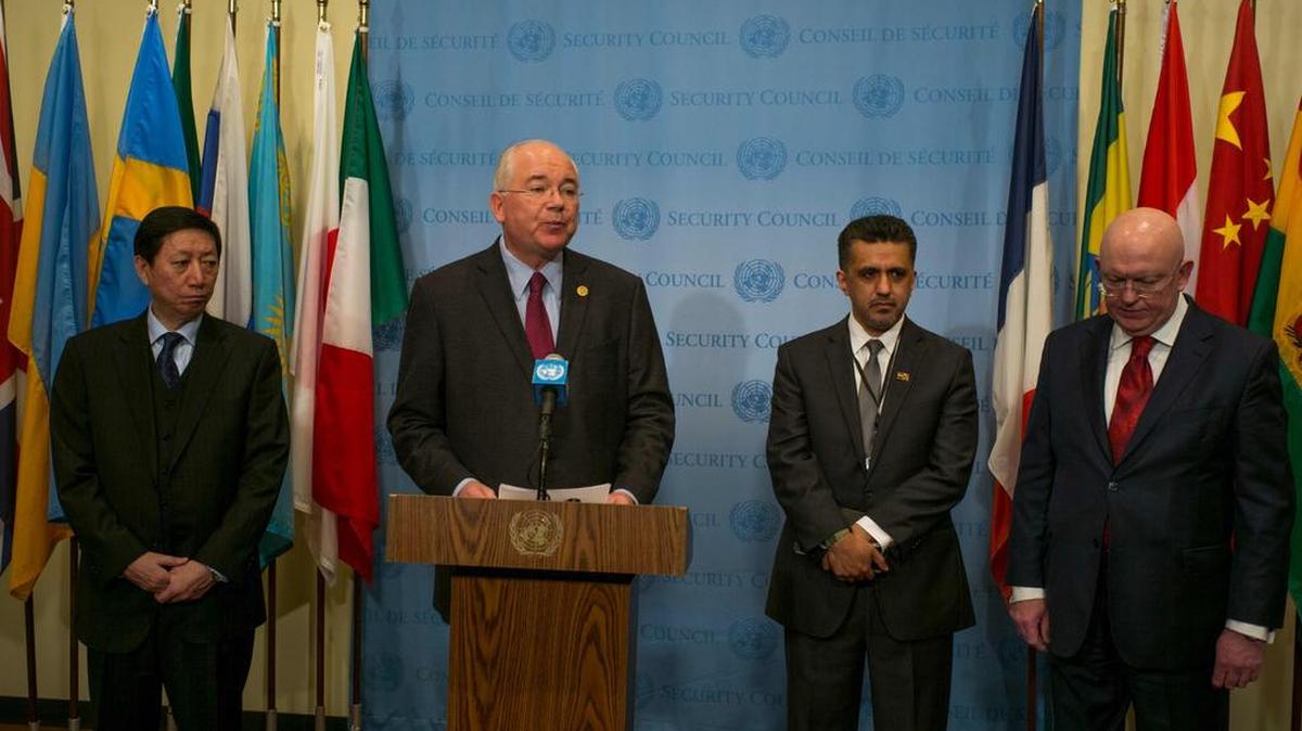 El embajador de Venezuela ante la ONU, Rafael Ramírez (en el podio), acompañado de los embajadores (de der. a izq.): Vassily Nebenzia (Rusia), Sacha Sergio Llorenty Soliz (Bolivia) y Liu Jieyi (China), el lunes en la sede las Naciones Unidas en Nueva York.