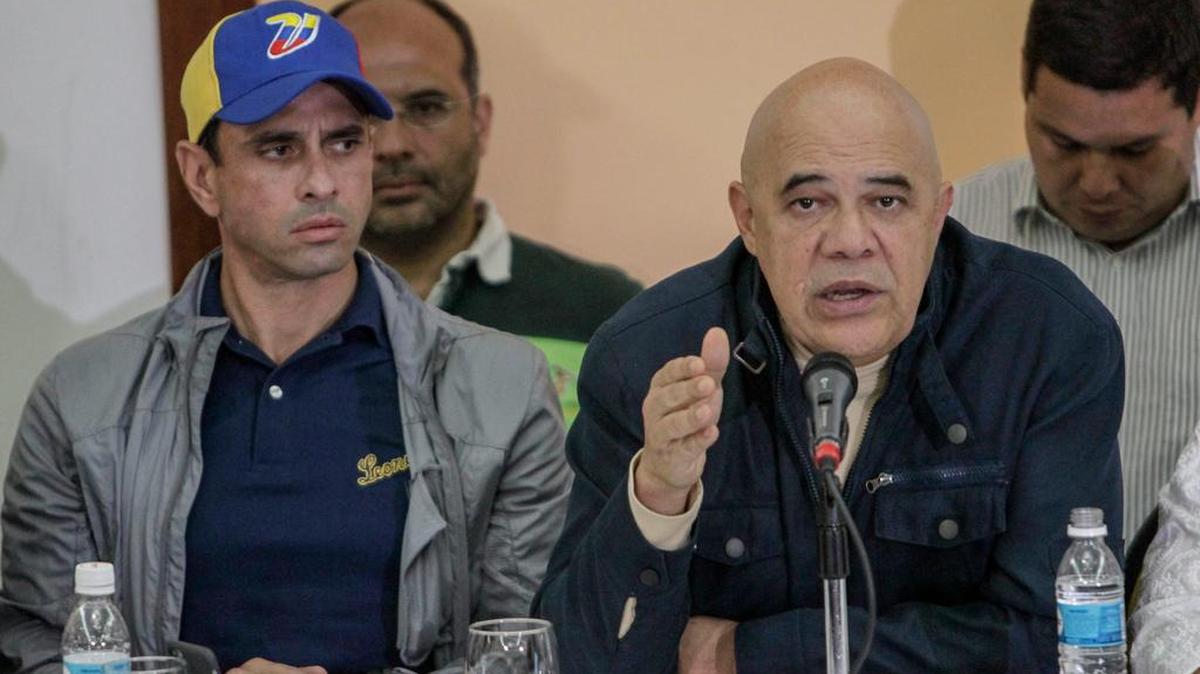 El secretario general de la Mesa de la Unidad (MUD), Jesús Chuo Torrealba (c), habla junto al gobernador del estado Miranda, el líder opositor Henrique Capriles (i) durante una rueda de prensa el lunes 10 de octubre de 2016, en Caracas (Venezuela).