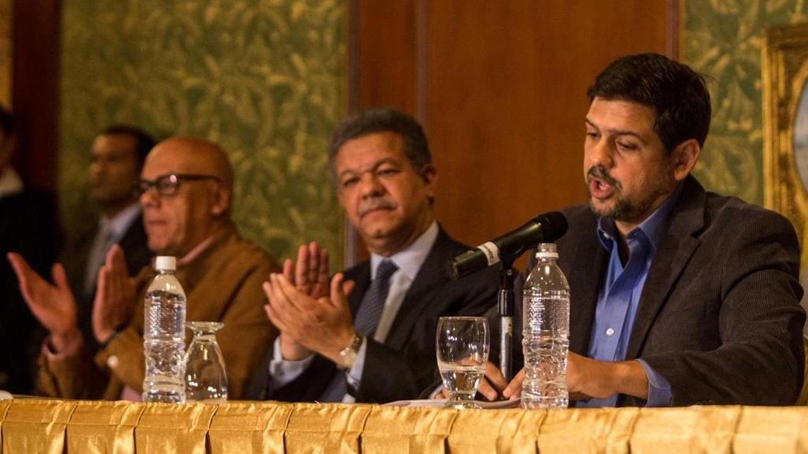 El alcalde de Caracas, Jorge Rodríguez; el expresidente de la República Dominicana, Leonel Fernández; el alcalde del municipio Sucre, del estado Miranda, Carlos Ocaríz; participan en una reunión de representantes del Gobierno de Venezuela y la oposición, con mediadores del Vaticano y Unasur este sábado 12 de noviembre de 2016, en Caracas (Venezuela).