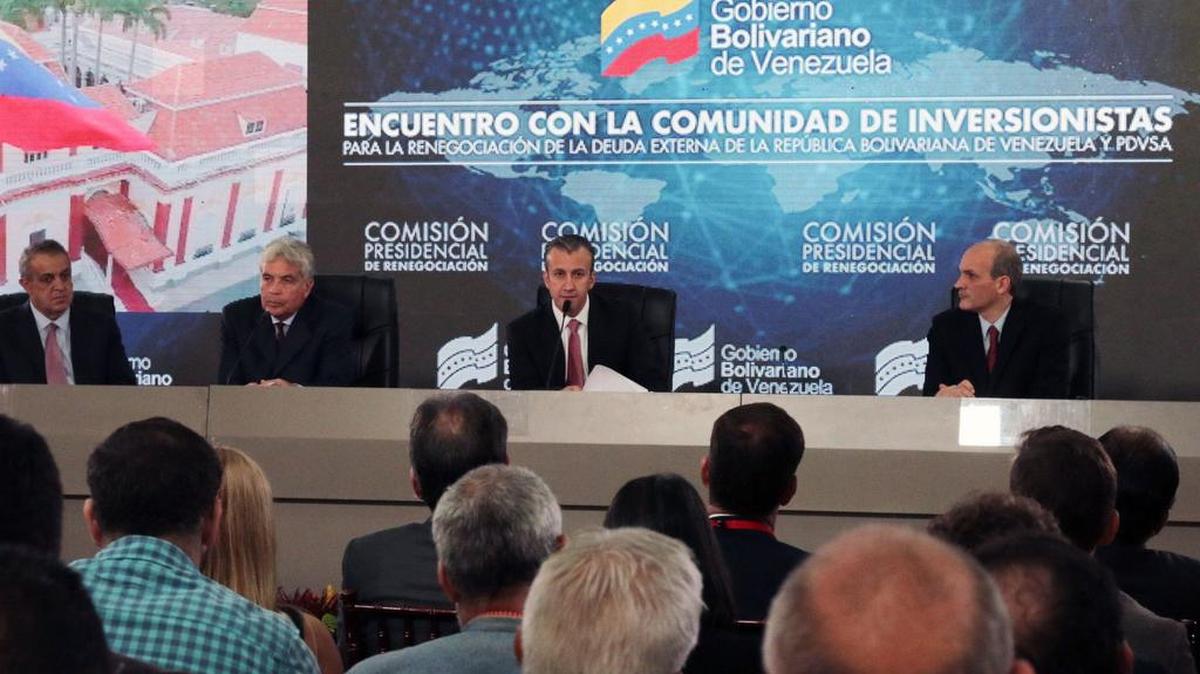 El vicepresidente venezolano Tareck El Aissami habla durante una reunión con acreedores e inversionistas en Caracas el 13 de noviembre de 2017.