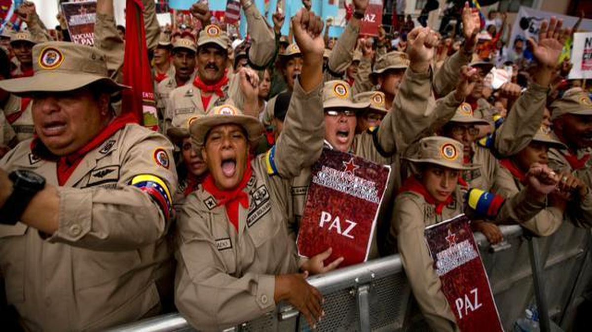 Miembros de las milicias bolivarianas gritan consignas antiestadounidenses durante una manifestación en Caracas el 15 de marzo del 2015.