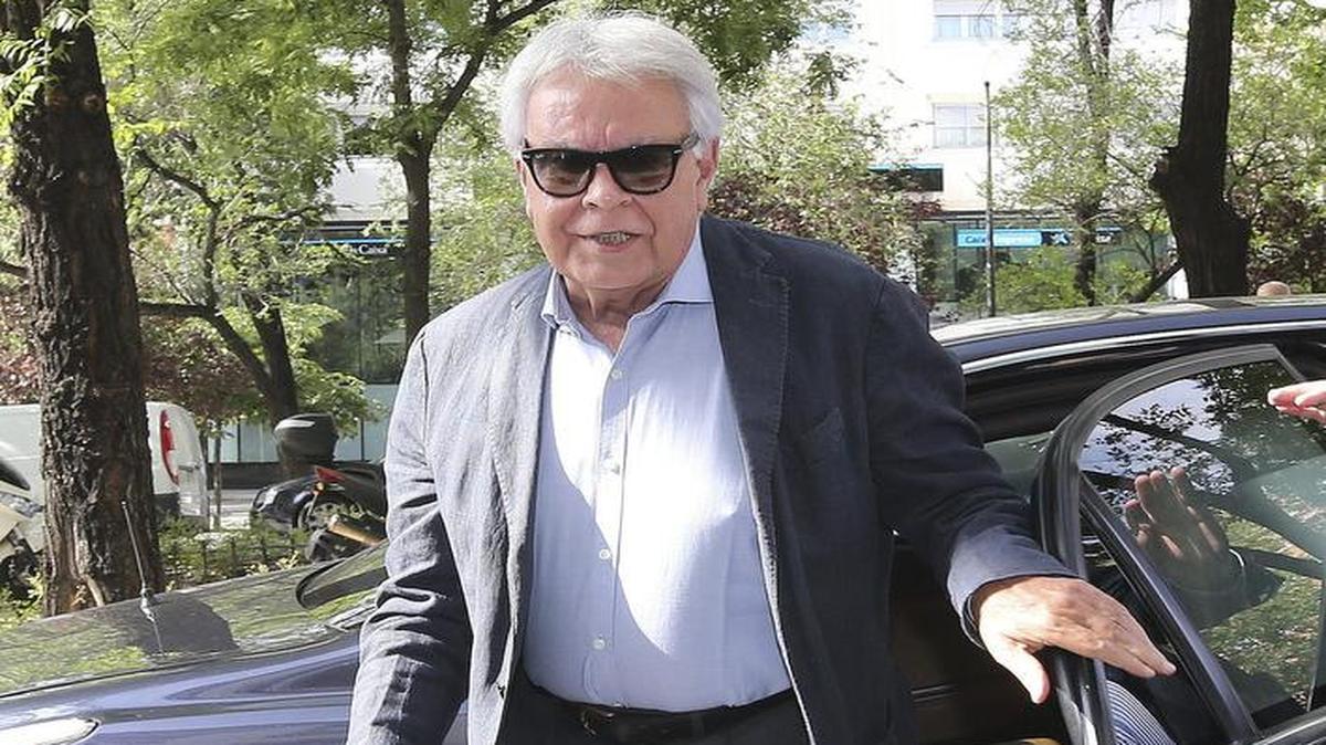 
El ex presidente del Gobierno Felipe González a su llegada a la rueda de prensa que ha ofrecido hoy, en la Asociación de la Prensa de Madrid, tras regresar de su viaje a Caracas, donde no ha conseguido entrevistar con los opositores venezolanos Leopoldo López y Daniel Ceballos, presos desde hace un año y cuya defensa legal asumió. 
