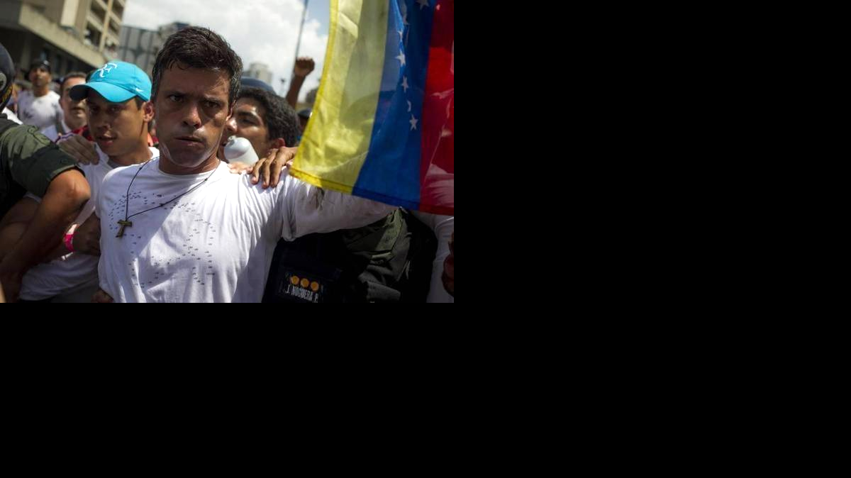 El dirigente opositor venezolano Leopoldo López se entrega a miembros de la Guardia Nacional (GNB, policía militarizada) el martes 18 de febrero de 2014, en una plaza en Caracas (Venezuela).  