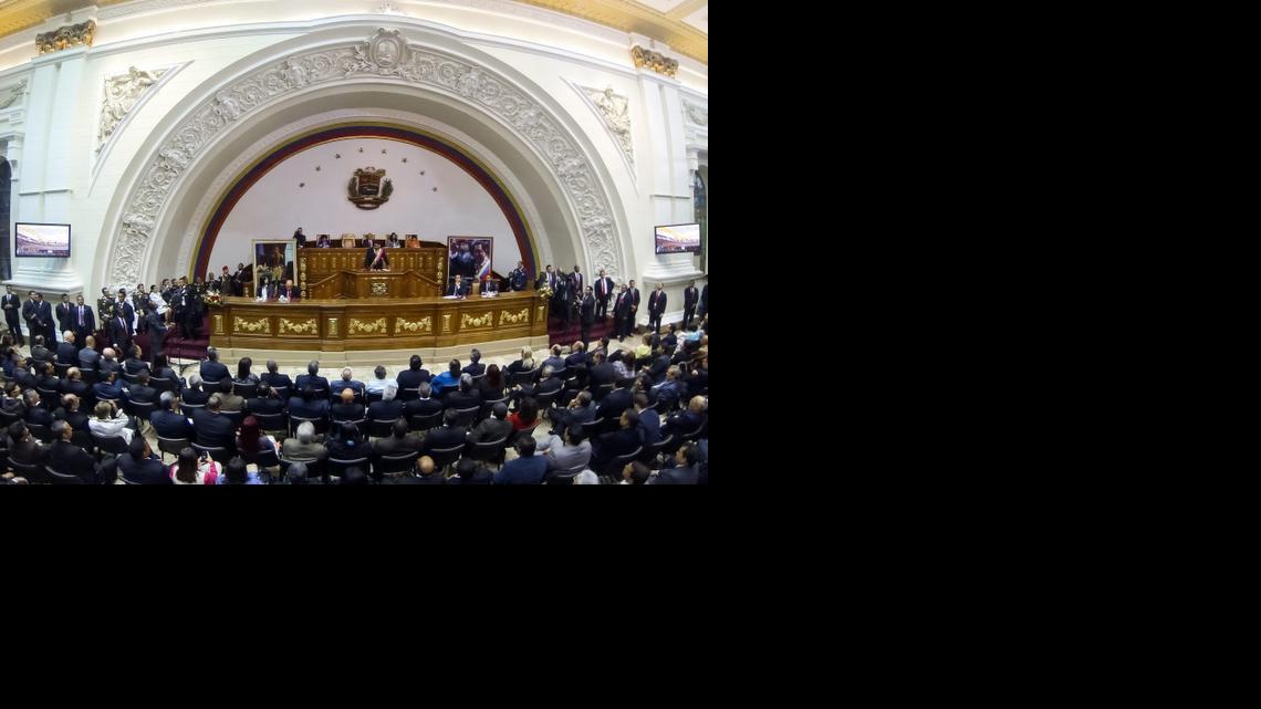 
Imagen de archivo de una sesión de la Asamblea Nacional de Venezuela, el 8 de octubre de 2013. El domingo 28 de diciembre de 2014, parlamentarios oficialistas eligieron a nuevos jueces del Tribunal Supremo de Justicia a pesar de la protesta del bloque opositor. 
