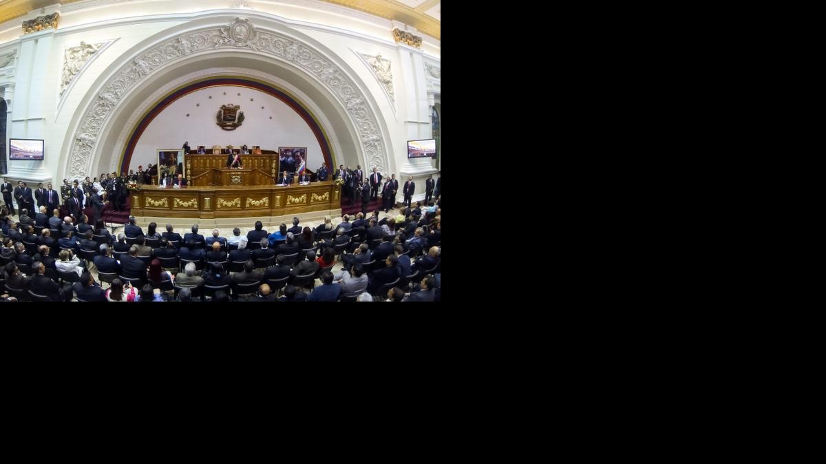 
Imagen de archivo de una sesión de la Asamblea Nacional de Venezuela, el 8 de octubre de 2013. El domingo 28 de diciembre de 2014, parlamentarios oficialistas eligieron a nuevos jueces del Tribunal Supremo de Justicia a pesar de la protesta del bloque opositor. 

