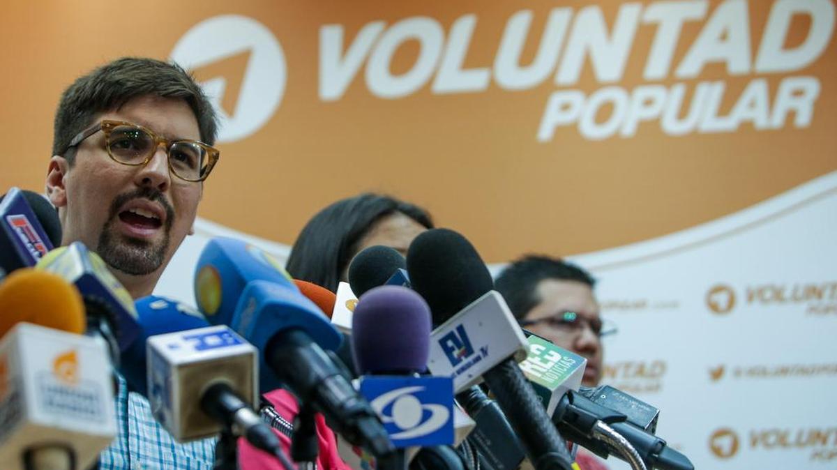 El diputado de Voluntad Popular, Freddy Guevara, habla durante una rueda de prensa el 24 de octubre de 2016, en Caracas (Venezuela).