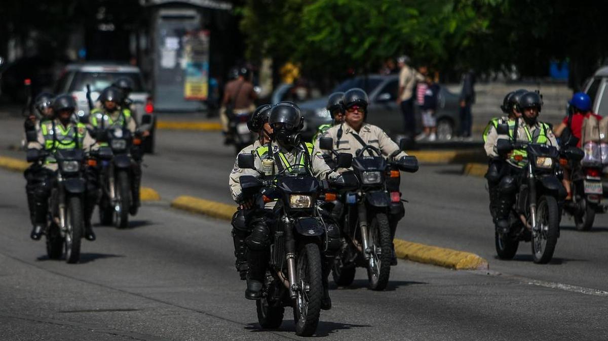 Oficiales de la Policía Nacional Bolivariana recorren las calles mientras se desarrolla una protesta el lunes 26 de junio de 2017, en Caracas (Venezuela).