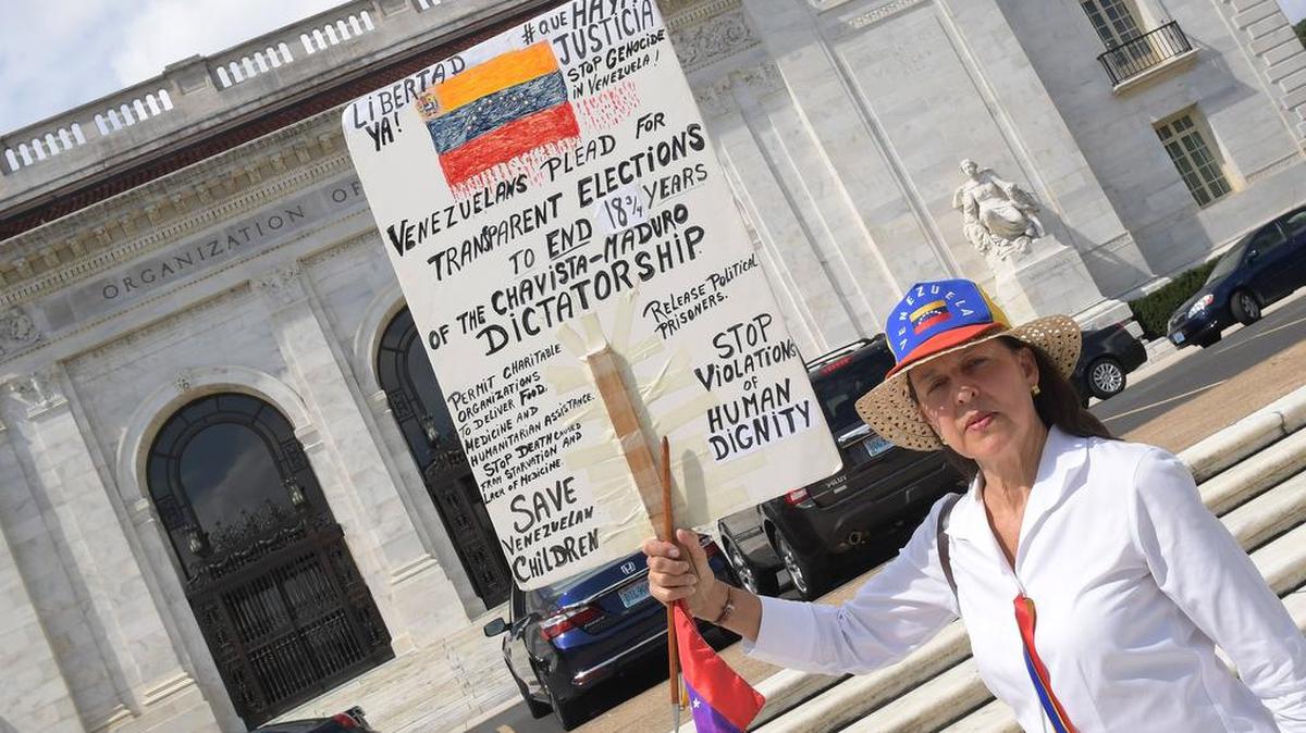 Una mujer sostiene una pancarta que reivindica unas elecciones transparentes en Venezuela el jueves 14 de septiembre 2017, frente a la sede de la Organización de los Estados Americanos (OEA) en Washington, DC, donde se celebran las audiencias públicas en las que se determinará si hay fundamento para denunciar al Gobierno de Venezuela por crímenes de lesa humanidad ante la Corte Penal Internacional (CPI).