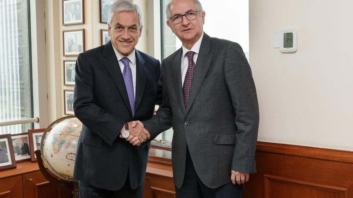 Fotografía cedida por la oficia de prensa de Sebastián Piñera que muestra al presidente electo de Chile (i) mientras recibe la visita del opositor venezolano Antonio Ledezma (d) el lunes 22 de enero de 2018, en Santiago (Chile).
