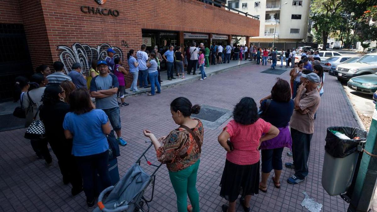 Venezolanos hacen una larga fila para comprar medicinas, el 6 de febrero de 2016 en Caracas.