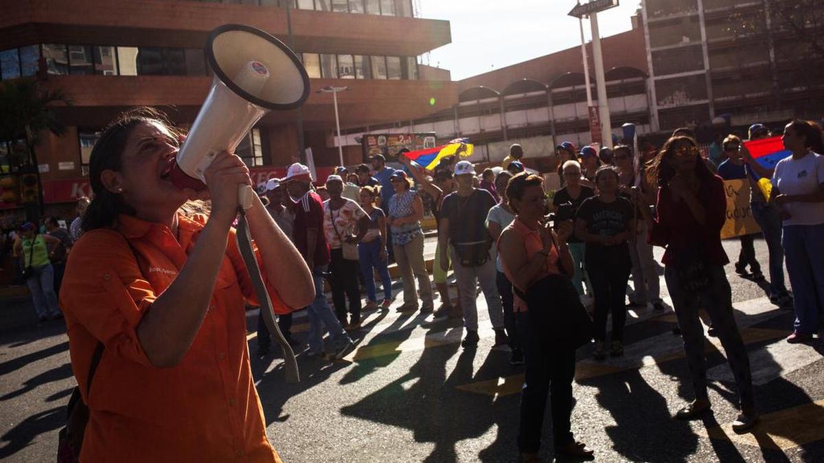Manifestante habla en un megáfono durante una protesta contra la decisión de la Corte Suprema de tomar los poderes del Congreso dirigido por la oposición en Caracas, Venezuela, el viernes 31 de marzo de 2017.