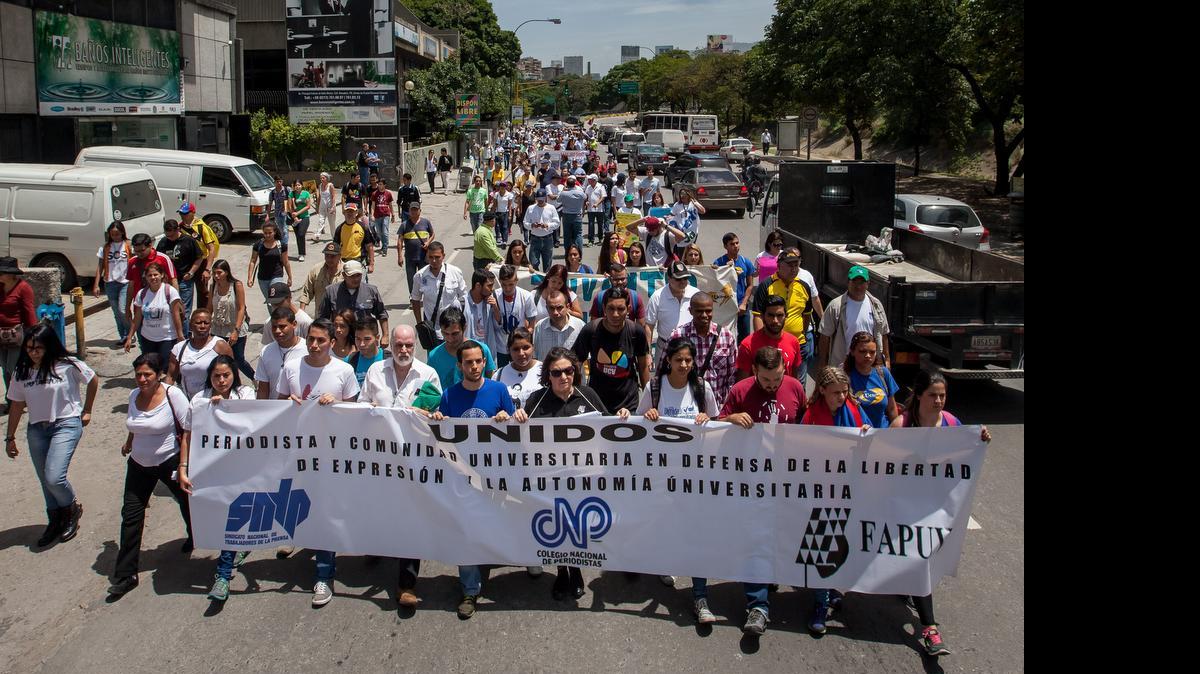 
Un grupo de periodistas y universitarios participan en una manifestación hoy, viernes 26 de junio del 2015, en la ciudad de Caracas (Venezuela). Alrededor de un centenar de profesionales del sector periodístico y universitario venezolano, marcharon hoy en Caracas por la libertad de expresión y pensamiento, derechos que consideran que se encuentran peligro. 
