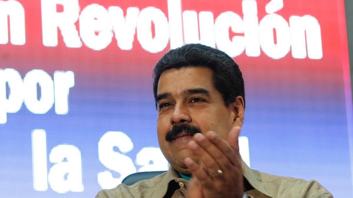 Fotografía cedida por el Palacio de Miraflores que muestra al presidente venezolano, Nicolás Maduro, durante un acto de Gobierno el martes 3 de mayo de 2016, en Caracas (Venezuela).