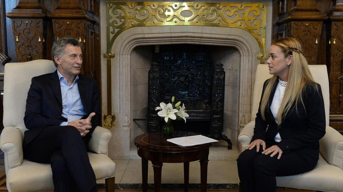 Fotografía cedida por la presidencia de Argentina del presidente argentino Mauricio Macri hablando con la esposa del líder opositor venezolano Leopoldo López, Lilian Tintori, durante una reunión el jueves 30 de marzo de 2017, en la Casa Rosada en Buenos Aires, Argentina.