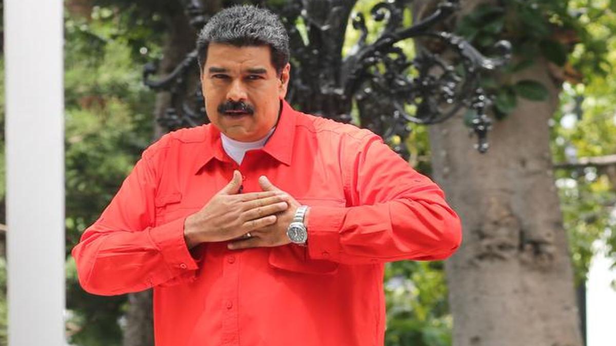 Fotografía cedida por prensa del Palacio de Miraflores donde se ve al presidente de venezuela Nicolás Maduro tomar parte en un acto de gobierno el domingo 23 de julio de 2017, en Caracas (Venezuela).