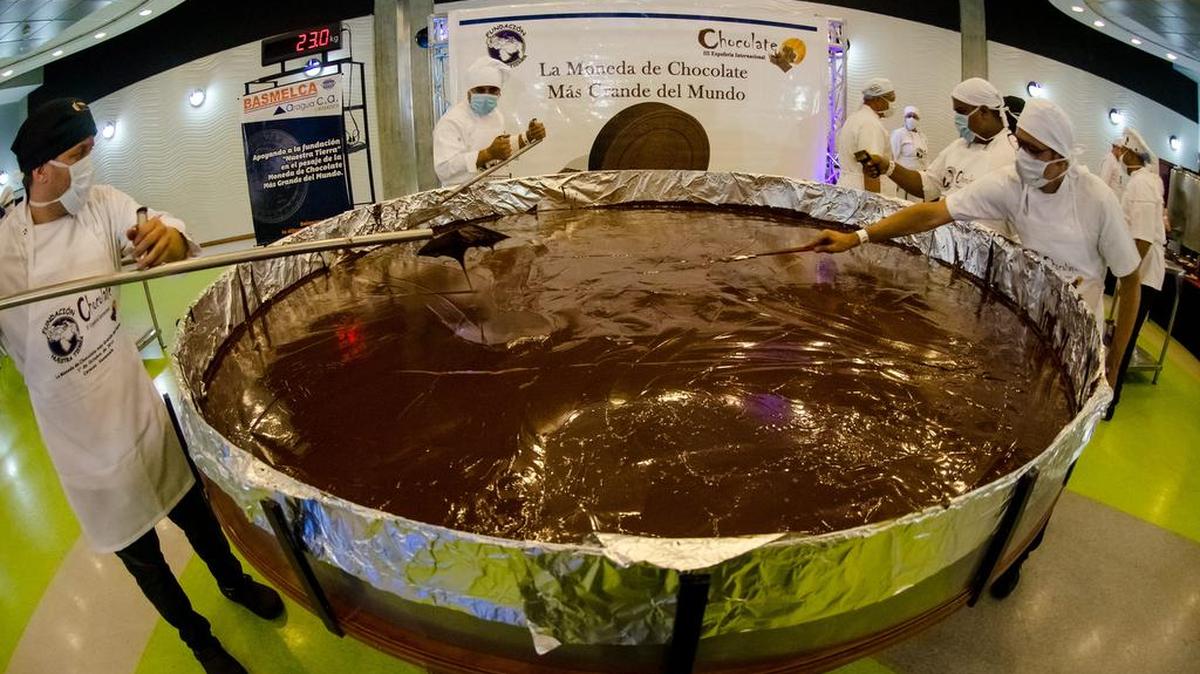 
Un grupo de cocineros manipula chocolate durante la elaboración de la moneda de chocolate más grande del mundo que se realiza el jueves 1 de octubre del 2015, en el marco de la Feria Internacional del Cacao, en la ciudad de Caracas.
