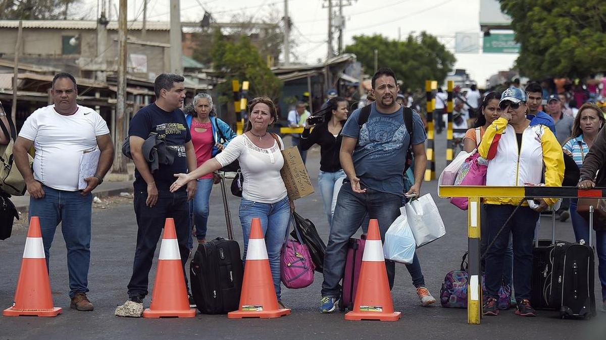 
Un grupo de venezolanos que venían de Colombia se quedaron varados en el pueblo fronterizo de Paraguachón, estado Zulia, Venezuela, el miércoles 9 de septiembre. 

