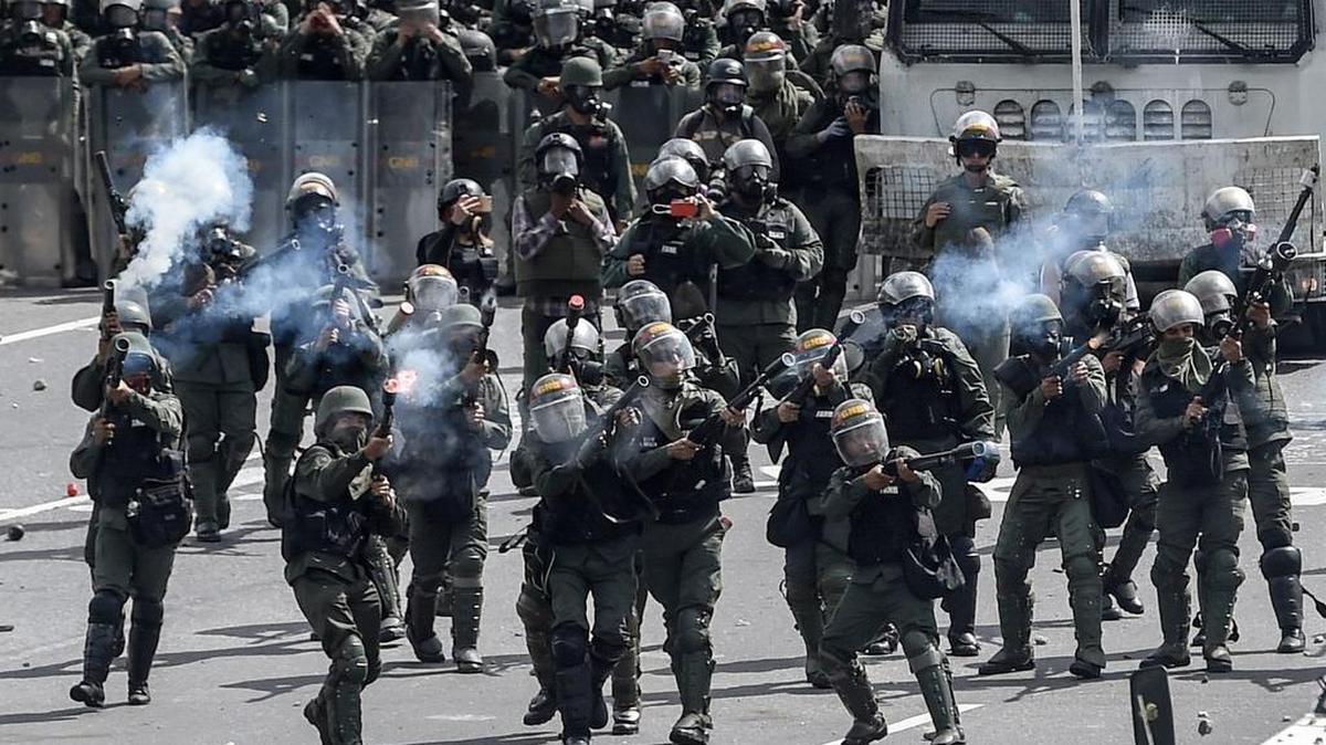 Agentes de la Guardia Nacional se enfrentan a manifestantes opositores al gobierno de Nicolás Maduro, el lunes 19 de junio de 2017, en la autopista Francisco Fajardo en Caracas, Venezuela.