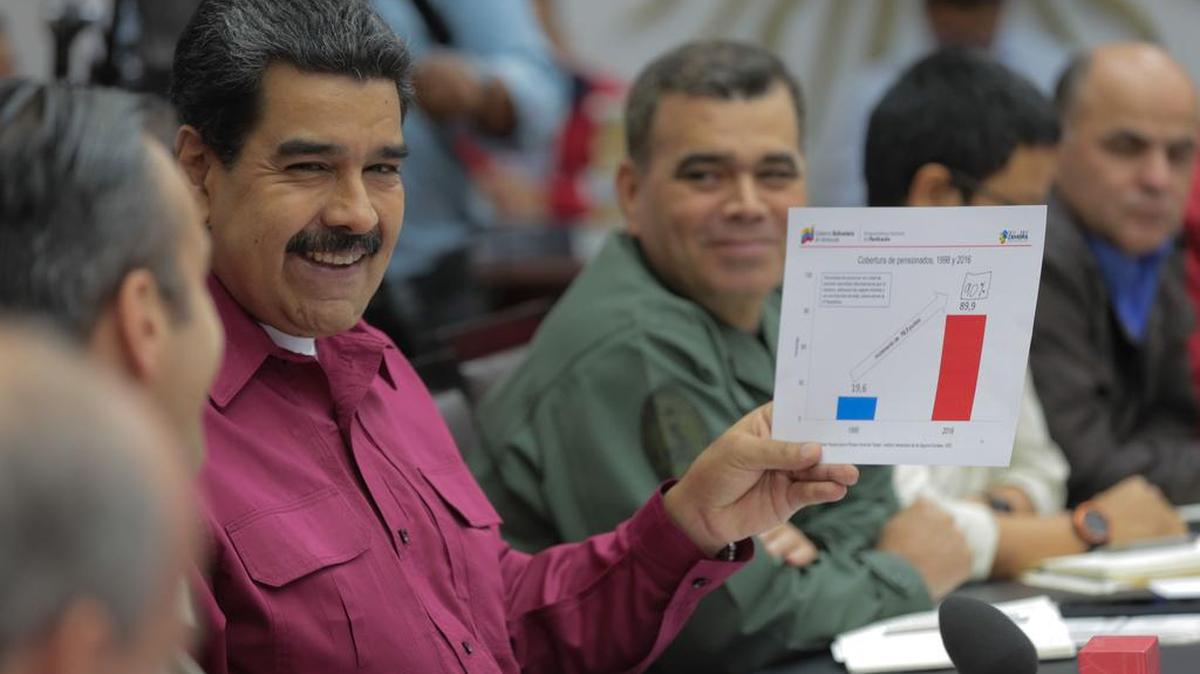 Fotografía cedida por la oficina de prensa de Miraflores, del presidente venezolano, Nicolás Maduro, durante una reunión de alto gobierno el miércoles 1 de noviembre del 2017, en Caracas.