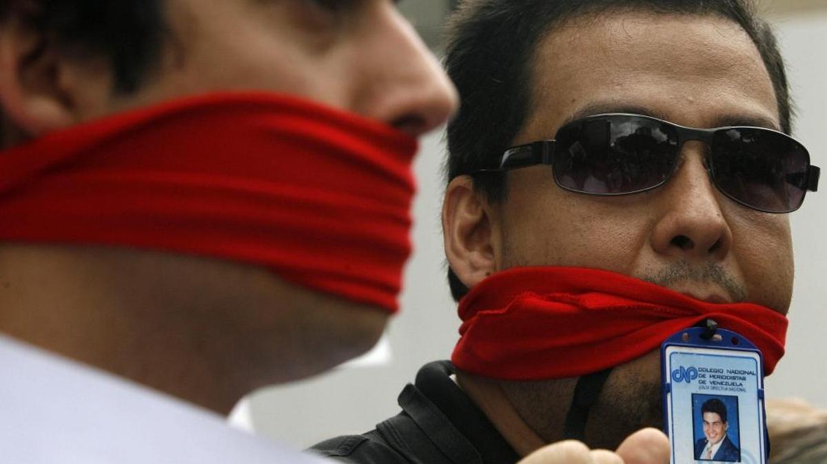 Periodistas se concentran a las puertas de la Fiscalía venezolana en repudio al ataque contra 12 informadores que resultaron heridos mientras se manifestaban contra un artículo de la nueva Ley de Educación, en el 2009.