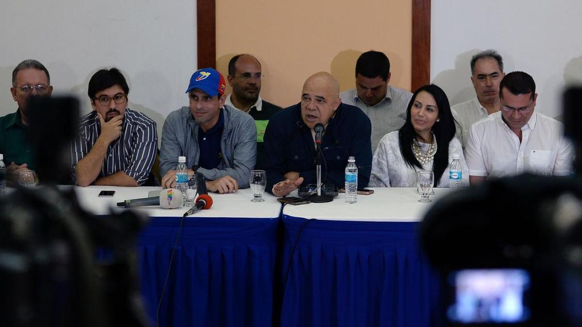 Los líderes de la oposición venezolana, Henrique Capriles y el portavoz de la Mesa de la Unidad Democrática, Jesús Torrealba, ofrecen una rueda de prensa en Caracas el 10 de octubre de 2016.