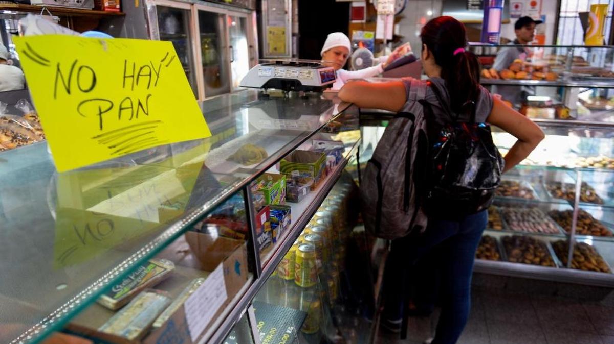 Una mujer en una panadería en Caracas. La producción de pan también es racionada por algunas panaderías y otras no siquiera tienen el producto.