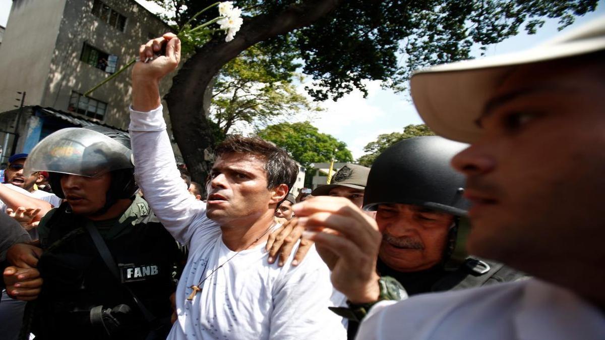 
El caso del líder opositor venezolano Leopoldo López, quien fue sentenciado a casi 14 años de prisión por convocar manifestaciones pacíficas, es visto por expertos com una farsa.
