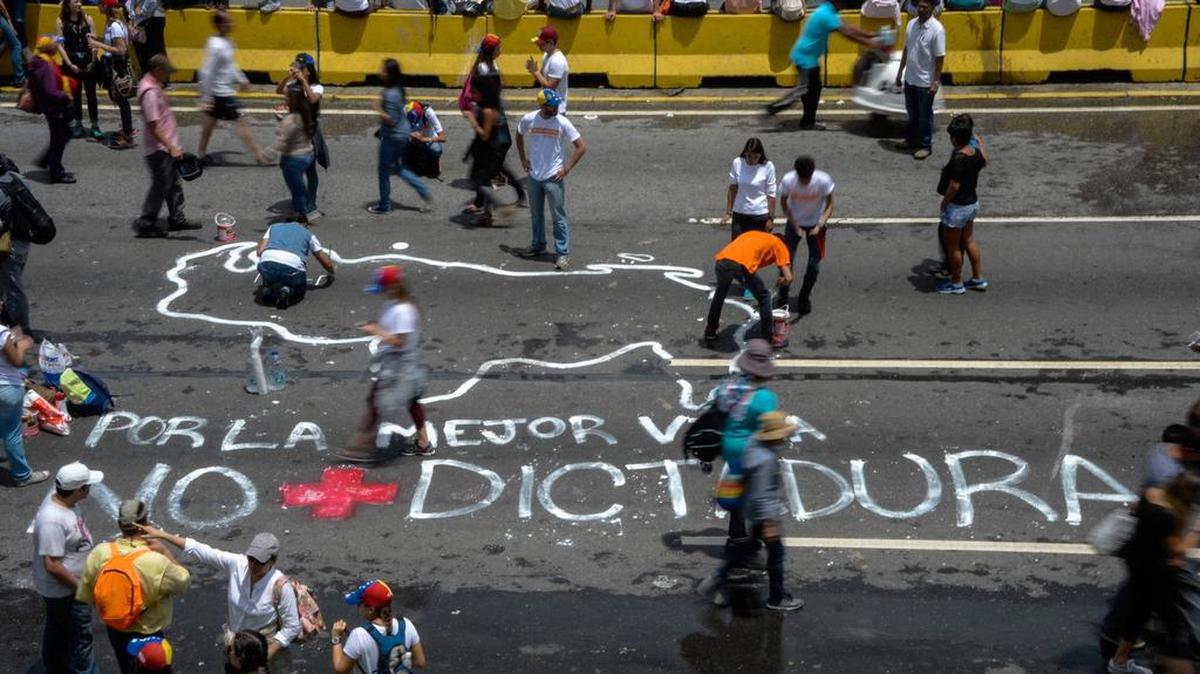 Manifestantes de la oposición trancan una autopista el lunes 15 de mayo de 2017 en Caracas, Venezuela. Miles de venezolanos llevan siete semanas protestando contra el gobierno de Nicolás Maduro.