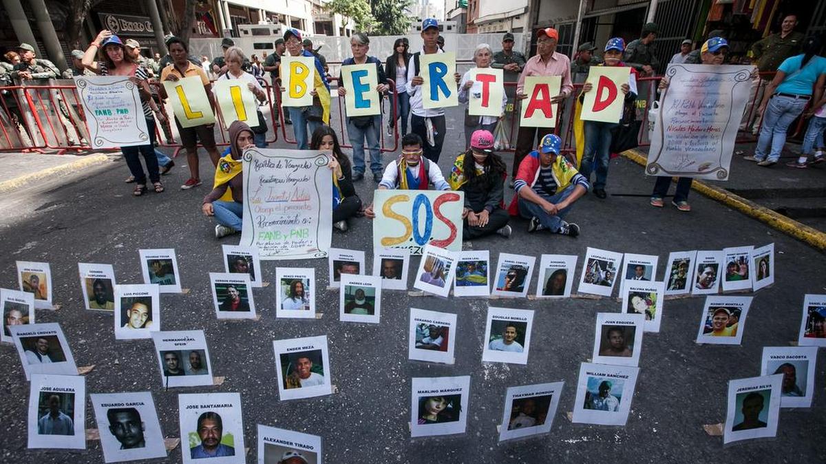 Un grupo de personas participa en una manifestación pacifica en las inmediaciones del Palacio de Justicia, este martes 16 de diciembre de 2014, en la ciudad de Caracas (Venezuela).