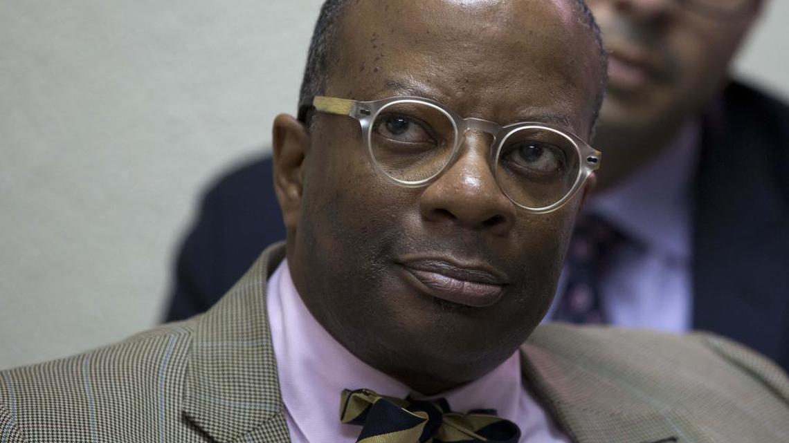 Todd Robinson, encargado de negocios de Estados Unidos, inaugura un centro cultural que facilitará oportunidades de estudio en el exterior a jóvenes venezolanos, en Lechería, Venezuela, el 14 de marzo del 2018.