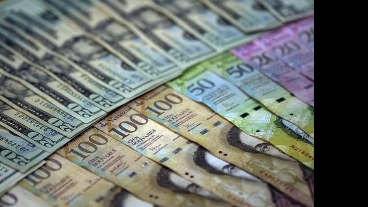 
Vista general de la moneda venezolana y de dólares en Caracas, en el 2014. Alejandro Werner, economista jefe del Fondo Monetario Internacional (FMI) para el Hemisferio Occidental, dijo el miércoles en conferencia de prensa que la economía venezolana exhibe ‘una mayor dependencia del financiamiento por parte del Banco Central, lo cual ha venido llevando a una aceleración de la inflación a una tasa de tres dígitos’.
