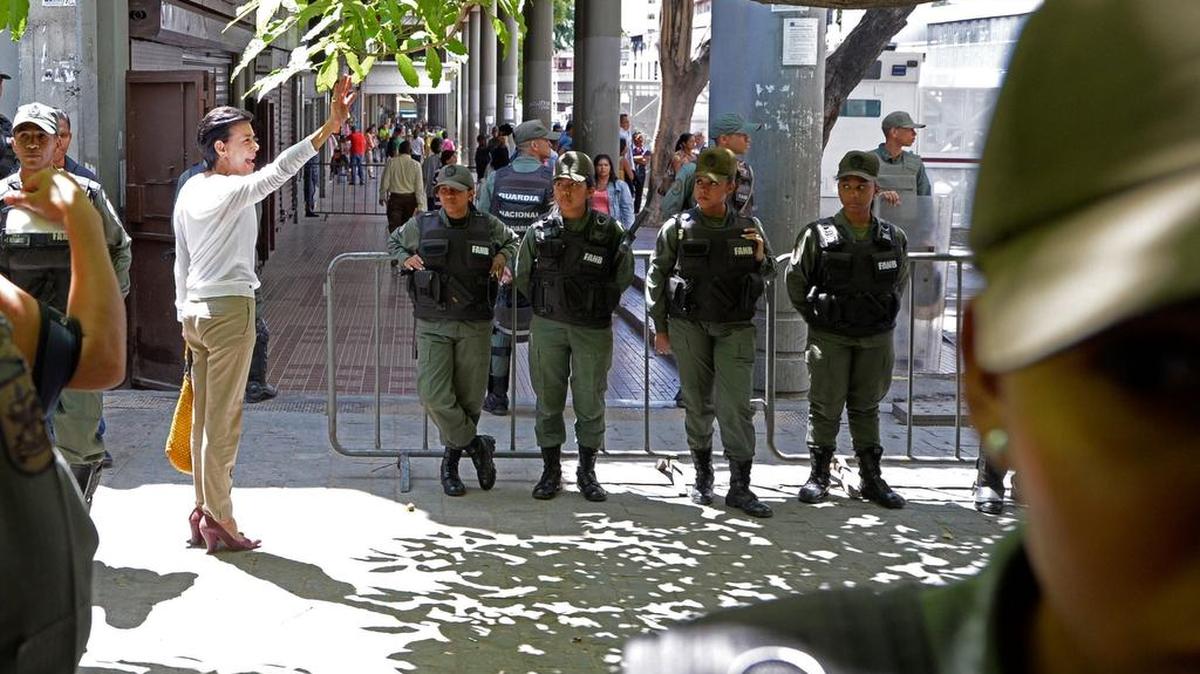 Las autoridades permitieron ingresar al Palacio de Justicia a la madre de López, Antonieta Mendoza