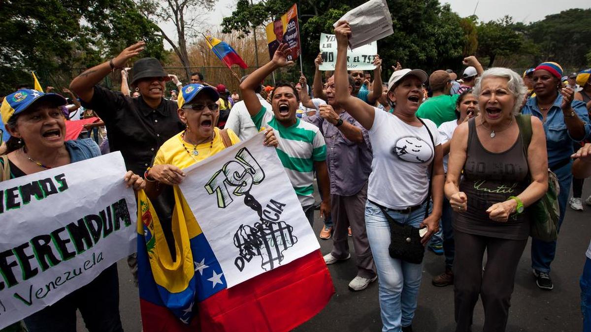 Opositores se manifiestan en apoyo de un referendo revocatorio que acortaría el mandato del presidente Nicolás Maduro, el martes 19 de abril de 2016, en Caracas (Venezuela). 