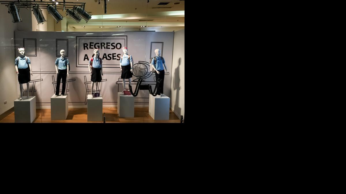 
Vista de maniquíes de adolescentes en estado de embarazo en una vitrina hoy, miércoles 12 de noviembre del 2014, en la ciudad de Caracas (Venezuela). Un escaparate llama la atención en estos días en uno de los tantos centros comerciales de la capital venezolana, donde los maniquíes, lejos de mostrar nuevas prendas, destacan por las barrigas de las niñas de plástico, una iniciativa de la ONG "Contruyendo futuros" sobre el embarazo adolescente en Venezuela.
