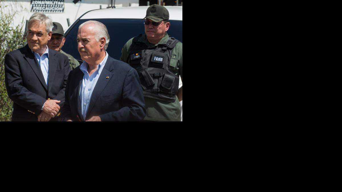
Los ex presidentes de Chile, Sebastián Piñera (izq.), y de Colombia, Andrés Pastrana, en las afueras de la cárcel militar de Ramo Verde, en Caracas, la semana pasada, donde está recluido el opositor venezolano Leopoldo López.
